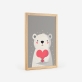 Poster de um urso polar branco a segurar um coração vermelho, perfeito para decoração carinhosa de quartos de bebé. 3